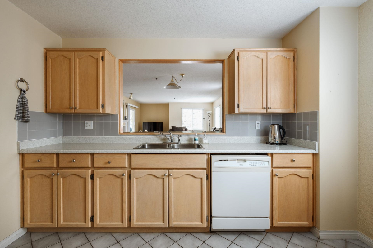 Entry Foyer Photo of 205 4988 47a Avenue, Delta, BC
