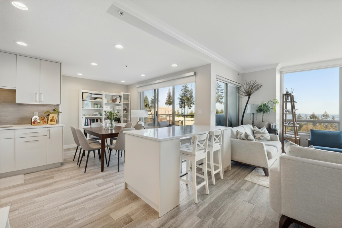 Kitchen Photo of 302 3131 Deer Ridge Drive, West Vancouver, BC