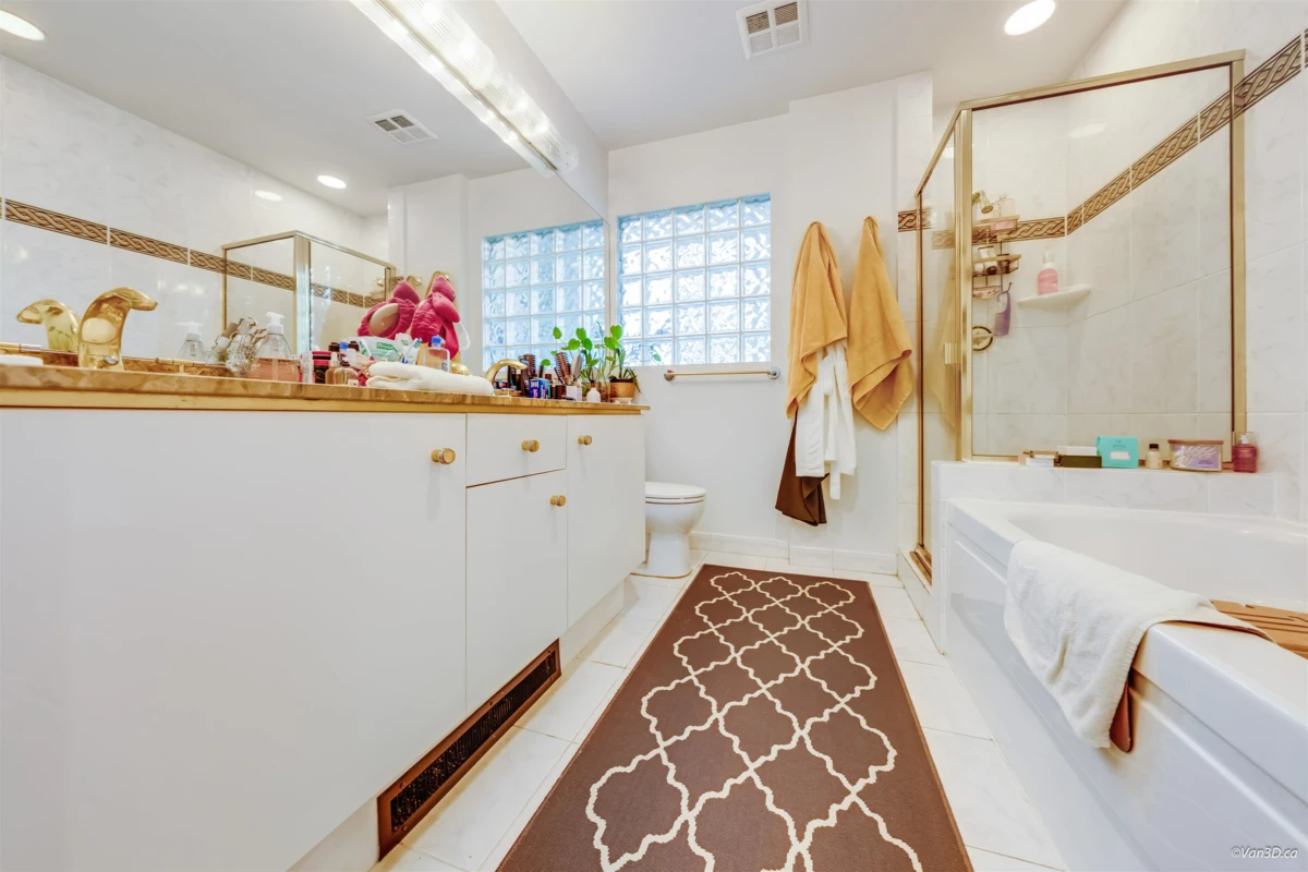 Kitchen Island Photo of 2603 1500 Hornby Street, Vancouver, BC