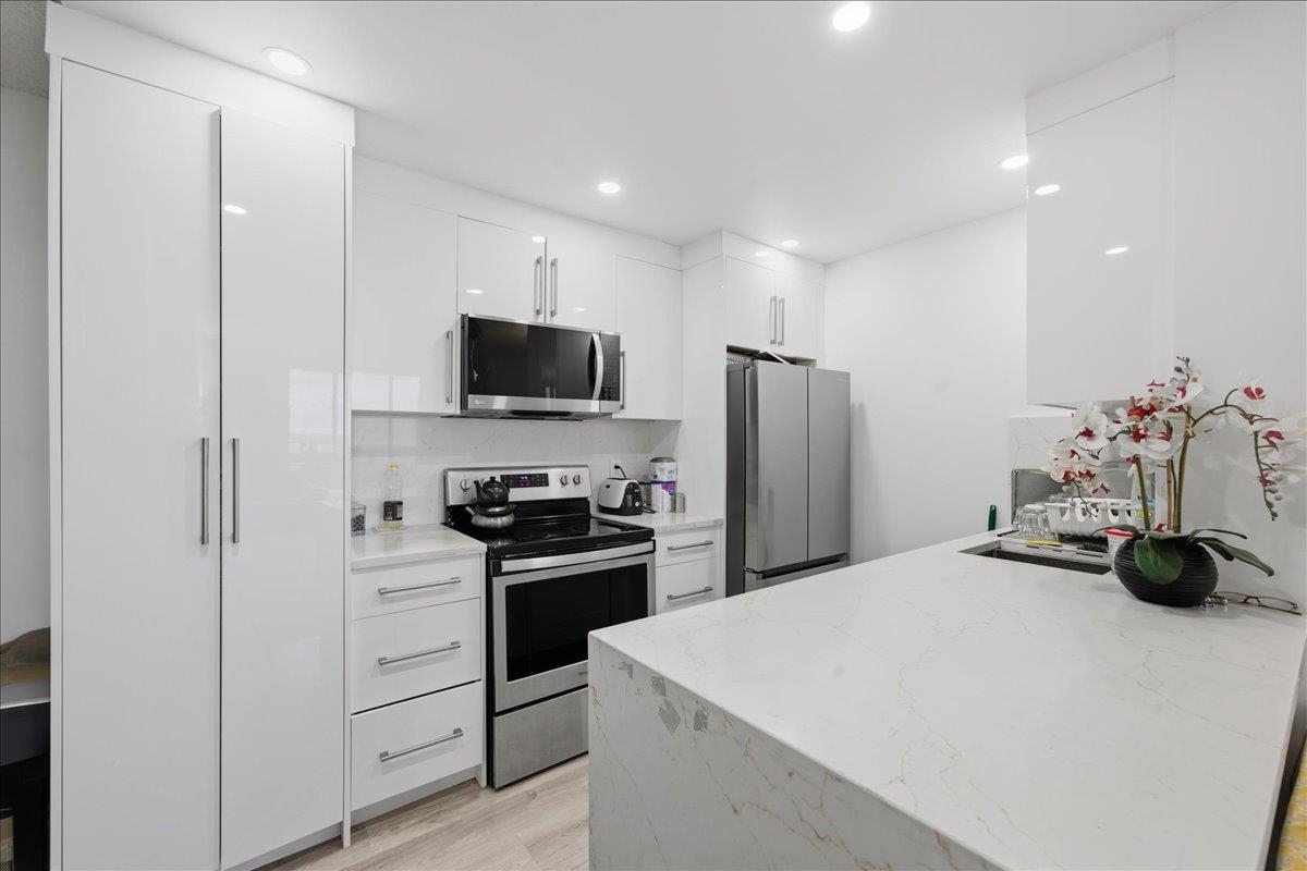 Breakfast Nook Photo of 1301 2004 Fullerton Avenue, North Vancouver, BC