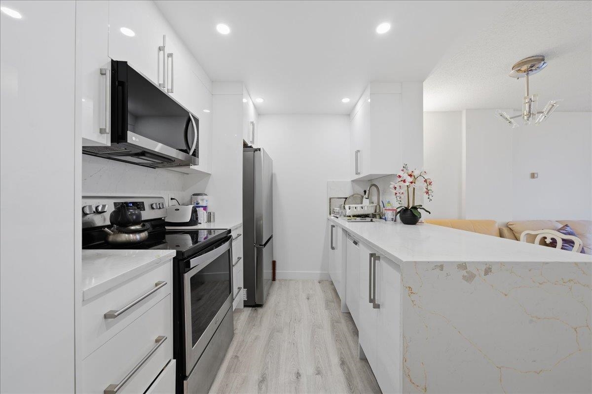 Kitchen Island Photo of 1301 2004 Fullerton Avenue, North Vancouver, BC