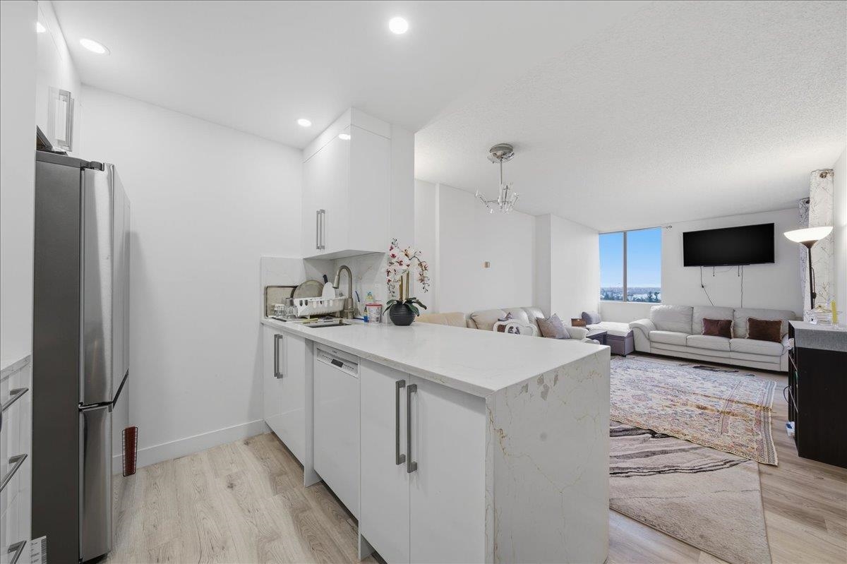 Kitchen Photo of 1301 2004 Fullerton Avenue, North Vancouver, BC