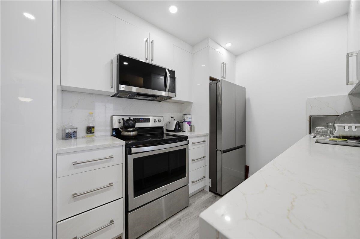 Pantry Photo of 1301 2004 Fullerton Avenue, North Vancouver, BC