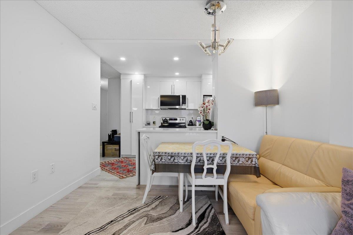 Walk-In Closet Photo of 1301 2004 Fullerton Avenue, North Vancouver, BC