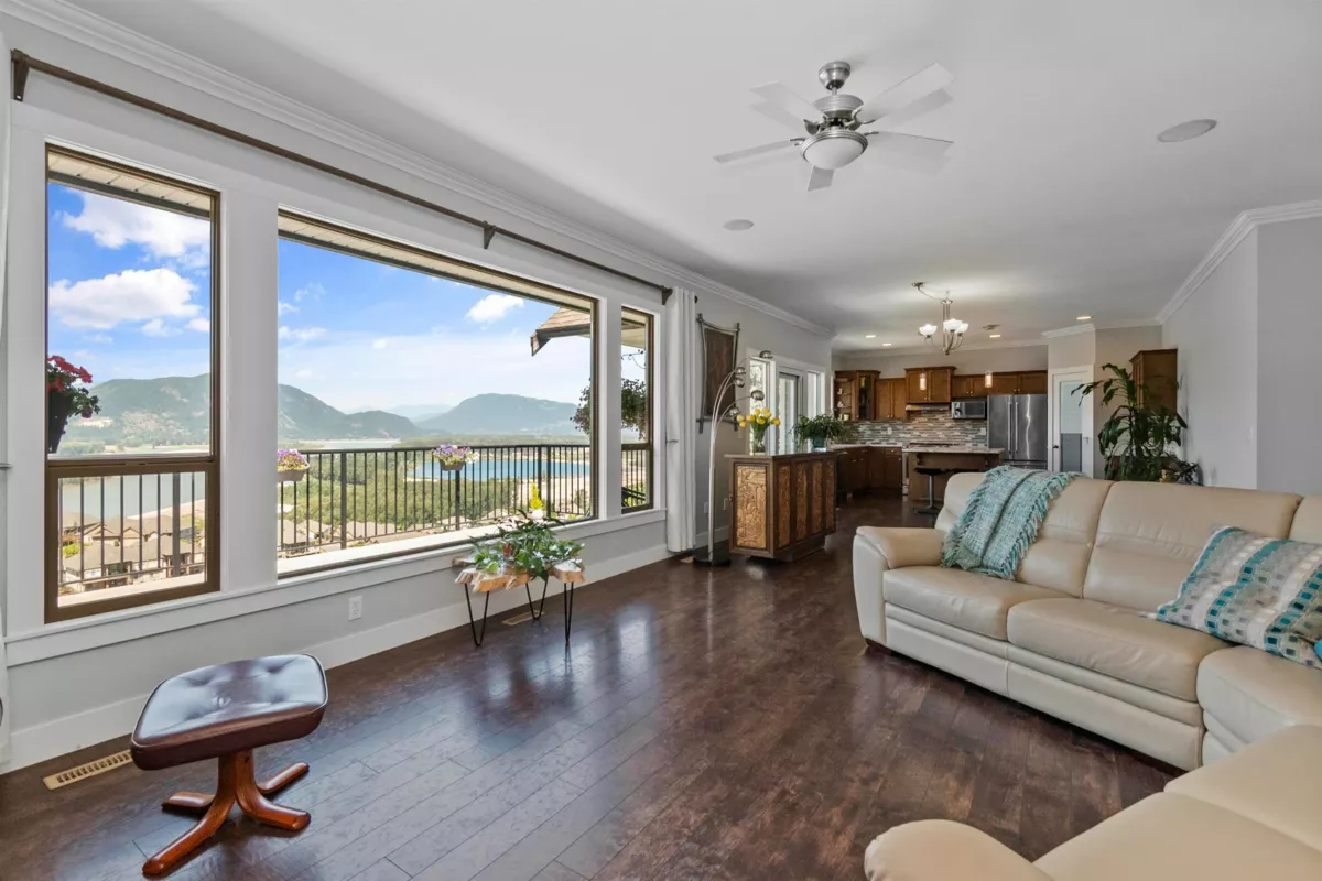 Kitchen Photo of 43726 Alameda Drive, Chilliwack, BC