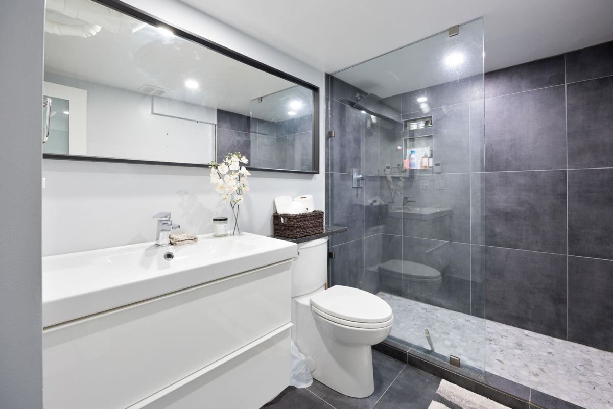 Hallway Photo of 524 Second Street, New Westminster, BC