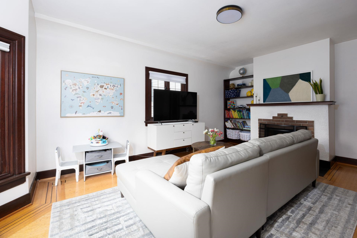 Kitchen Island Photo of 524 Second Street, New Westminster, BC