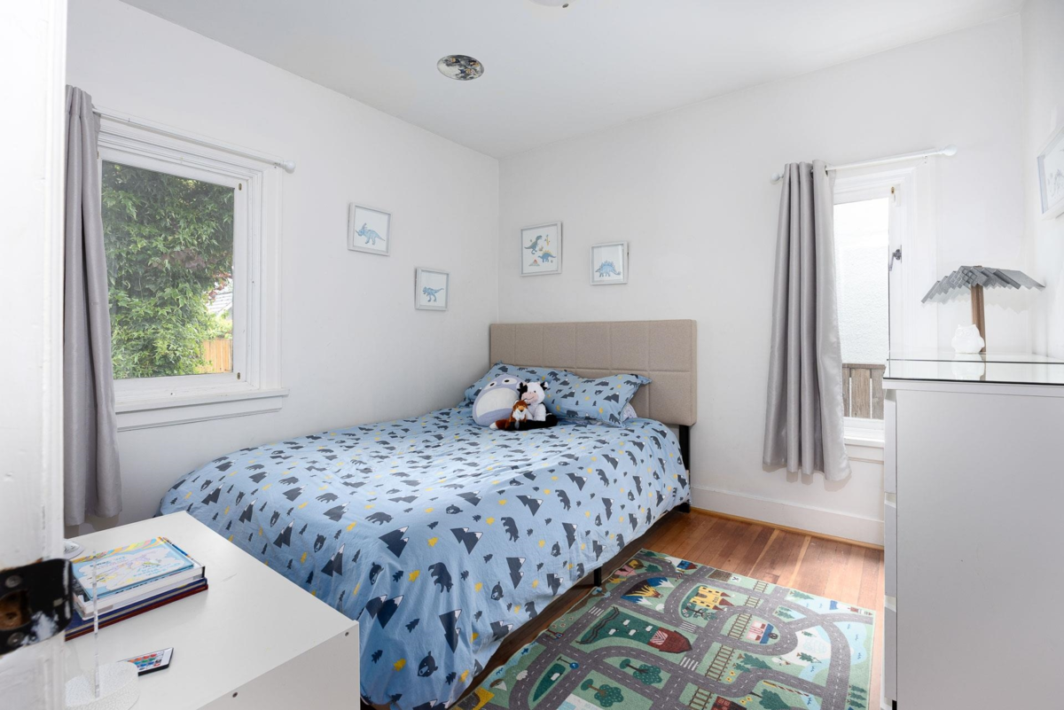 Powder Room Photo of 524 Second Street, New Westminster, BC