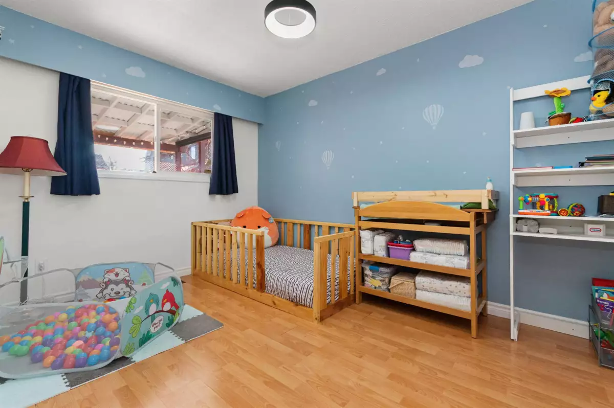 Walk-In Closet Photo of A 46520 Rolinde Crescent, Chilliwack, BC