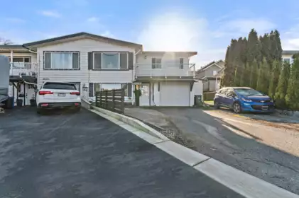 A 46520 Rolinde Crescent, Chilliwack, BC, Hemlock — 4 bed half duplex for sale