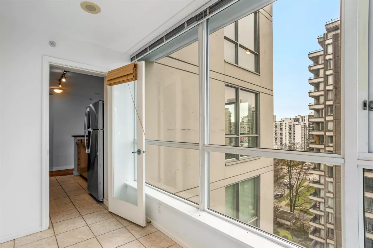 Kitchen Island Photo of 1506 1420 W Georgia Street, Vancouver, BC