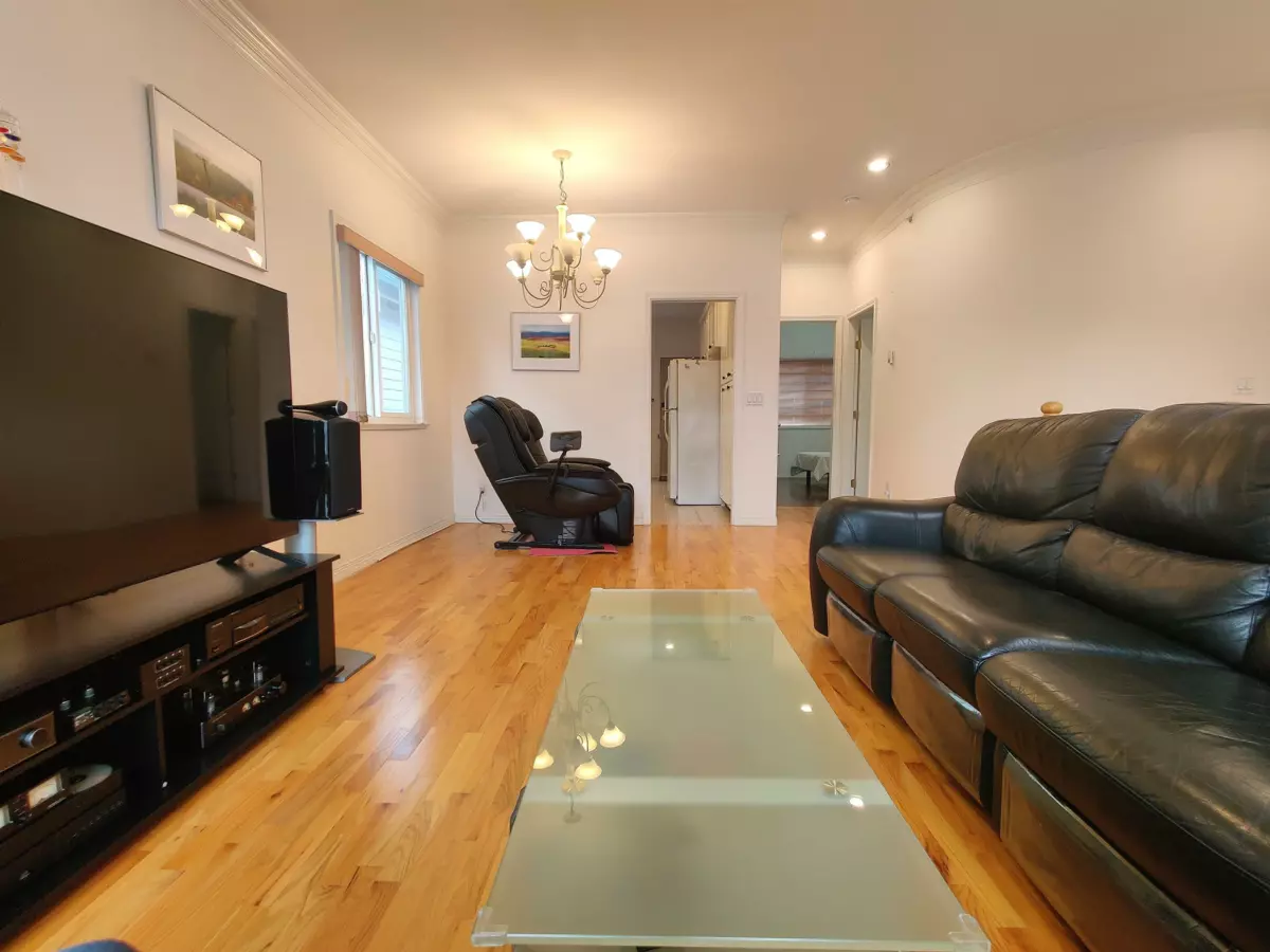 Kitchen Island Photo of 3461 William Street, Vancouver, BC