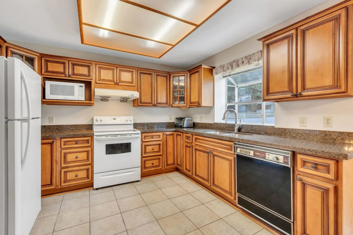 Kitchen Photo of 1921 155 Street, Surrey, BC