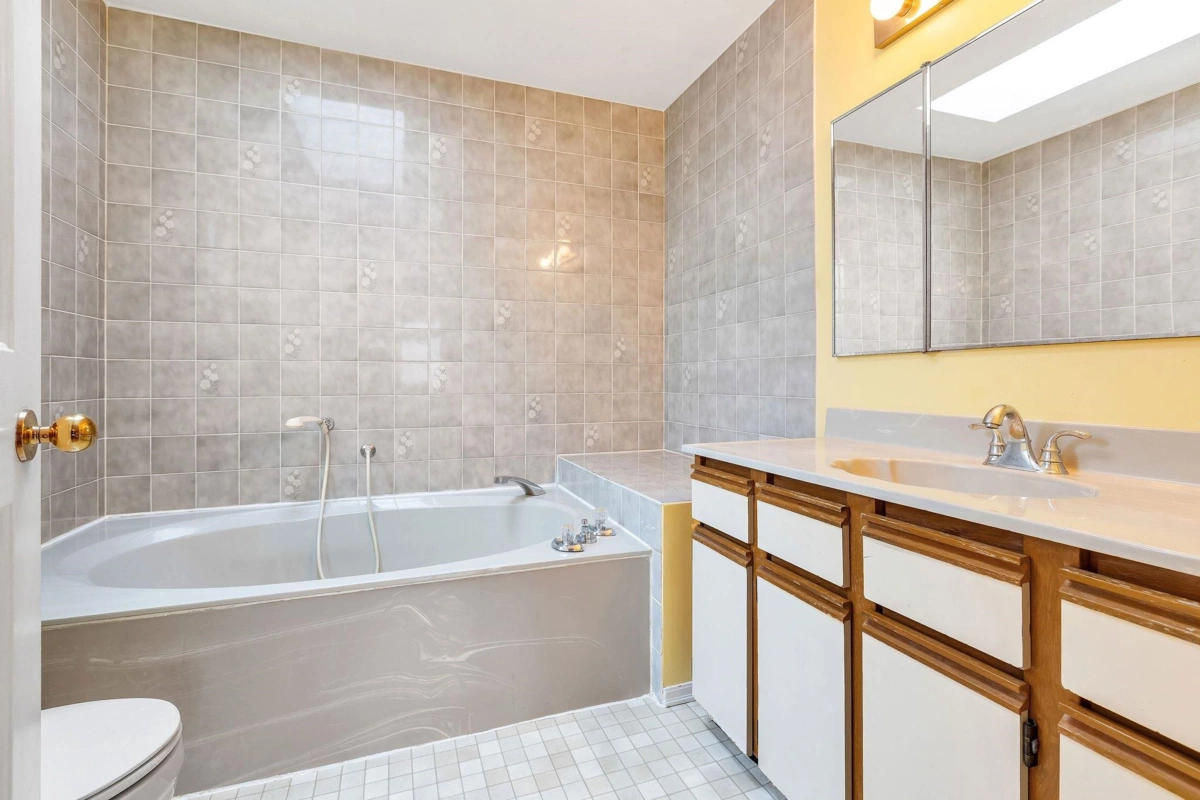 Powder Room Photo of 1921 155 Street, Surrey, BC