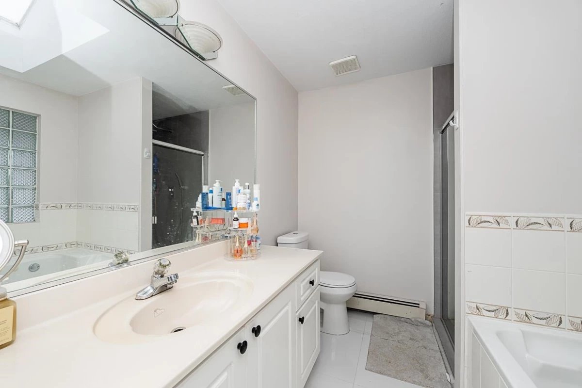 Primary Bathroom Photo of 10132 156 Street, Surrey, BC