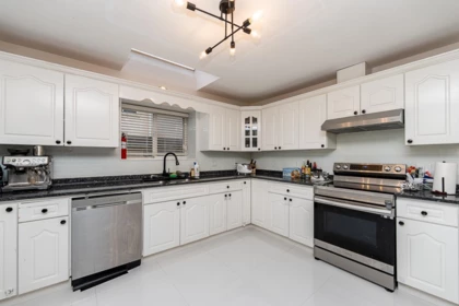 Kitchen Island Photo of 10132 156 Street, Surrey, BC