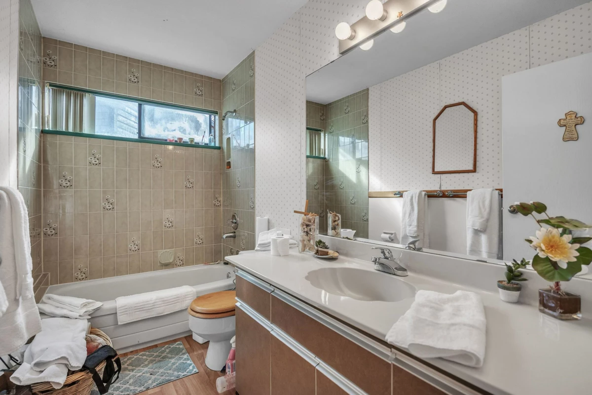 Powder Room Photo of 10960 63 Avenue, Delta, BC