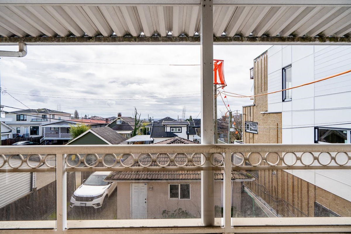 Entry Foyer Photo of 726 E 56th Avenue, Vancouver, BC