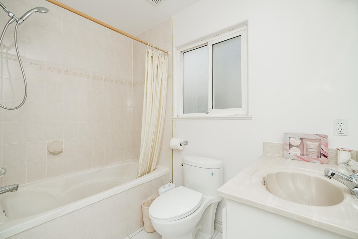 Guest Bathroom Photo of 726 E 56th Avenue, Vancouver, BC