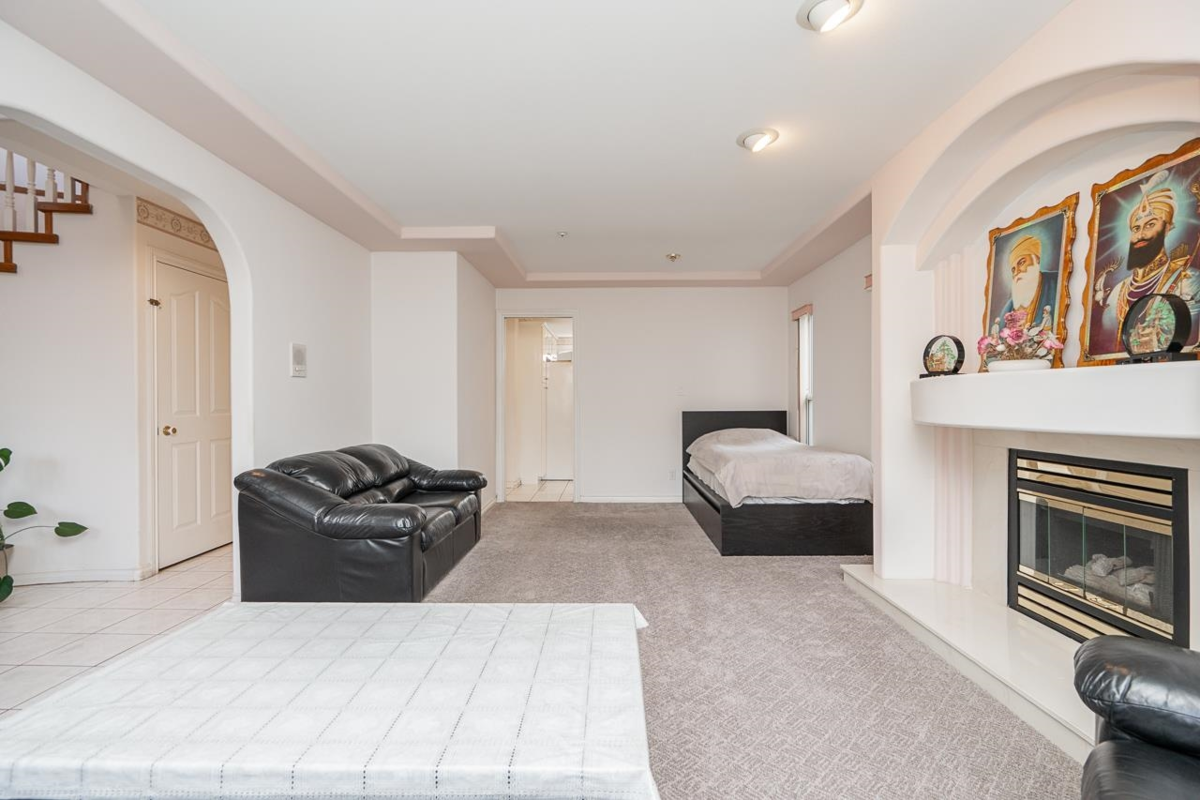 Kitchen Island Photo of 726 E 56th Avenue, Vancouver, BC