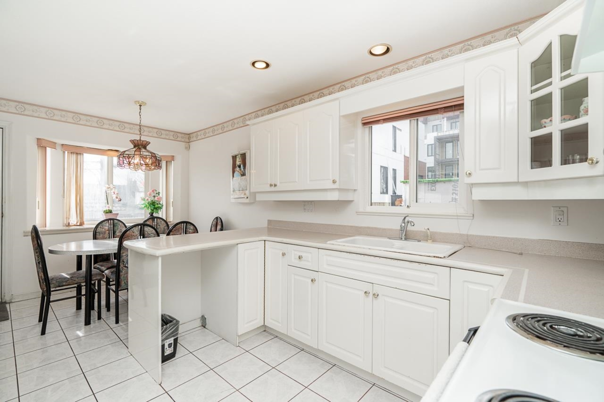 Walk-In Closet Photo of 726 E 56th Avenue, Vancouver, BC