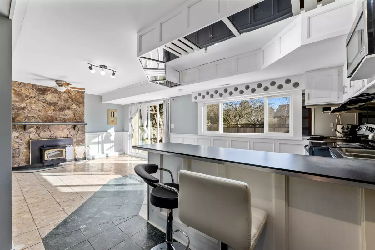 Entry Foyer Photo of 9840 158a Street, Surrey, BC