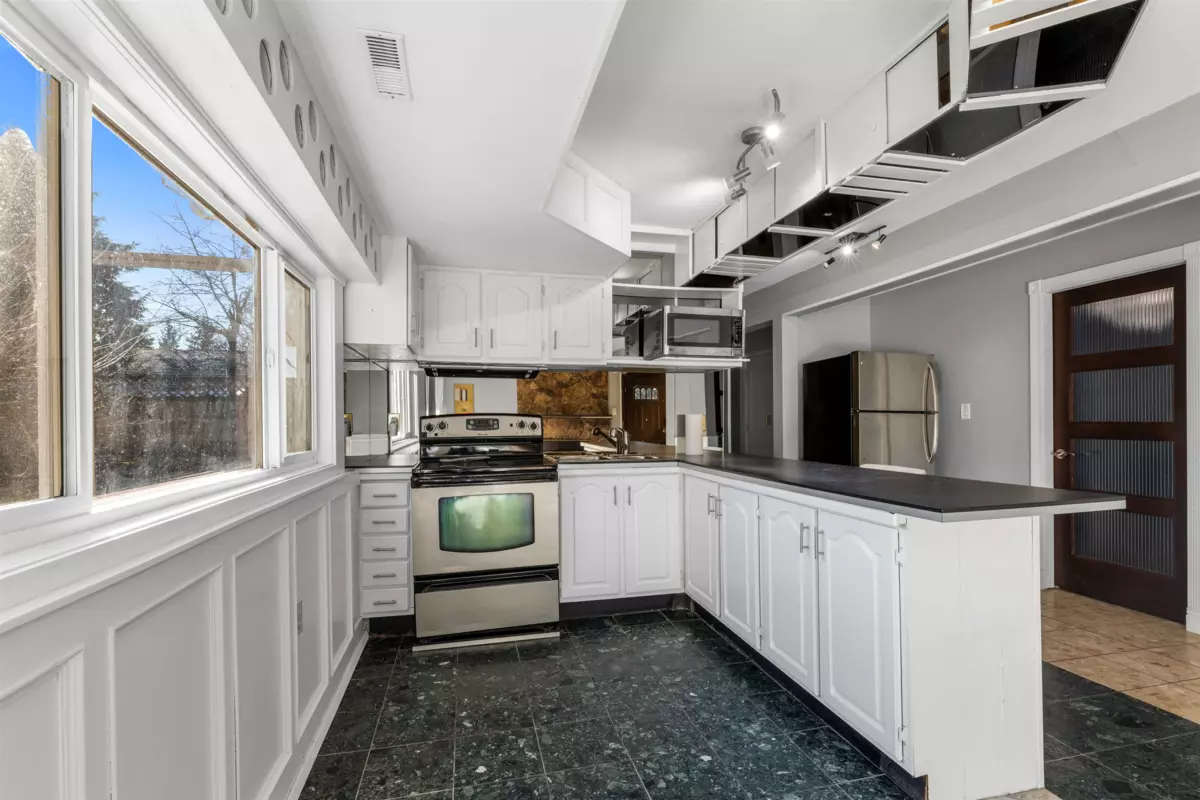 Hallway Photo of 9840 158a Street, Surrey, BC