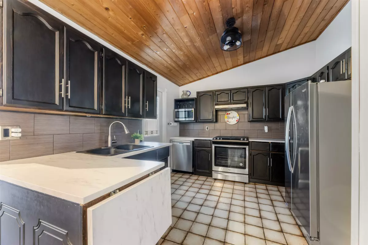 Primary Bathroom Photo of 9840 158a Street, Surrey, BC