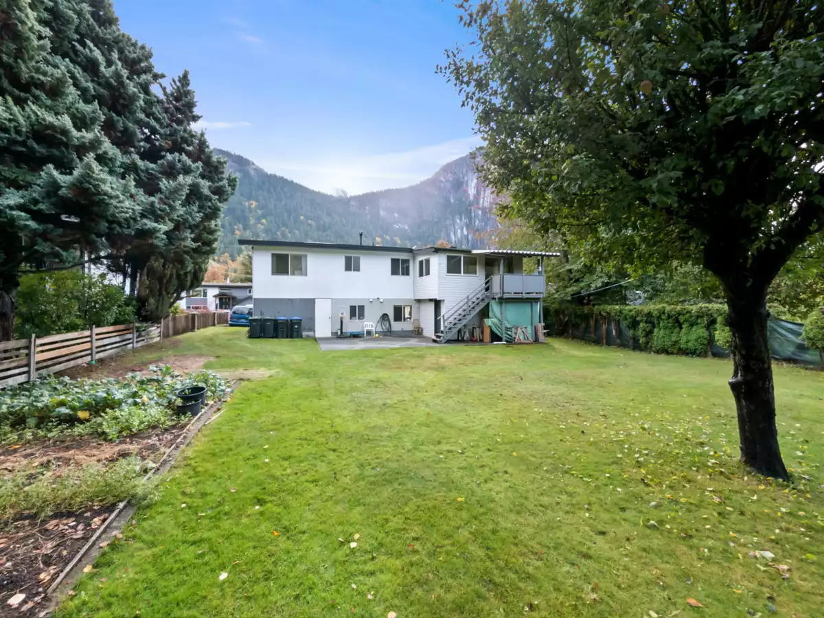 Front Yard Photo of 38143 Hemlock Avenue, Squamish, BC