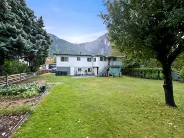 Front Yard Photo of 38143 Hemlock Avenue, Squamish, BC