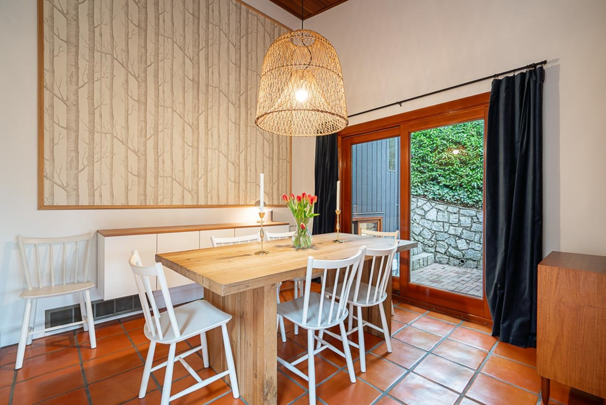 Breakfast Nook Photo of 814 Washington Drive, Port Moody, BC