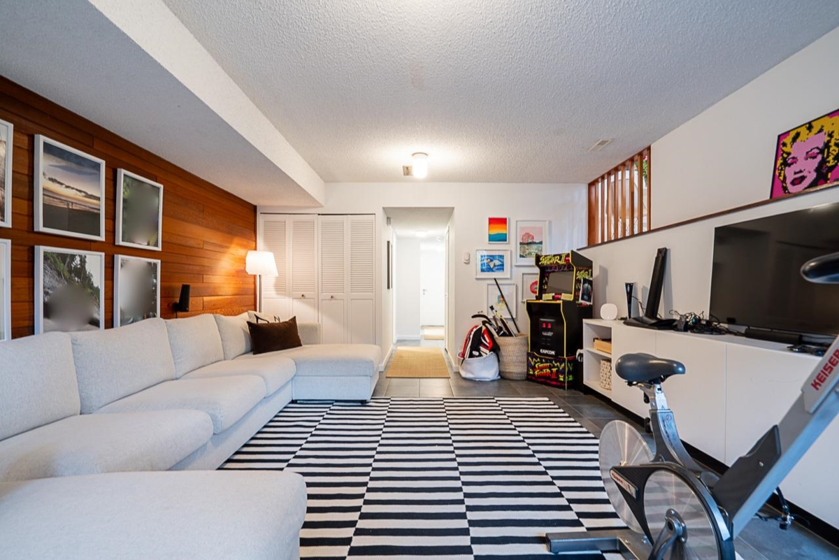 Entry Foyer Photo of 814 Washington Drive, Port Moody, BC