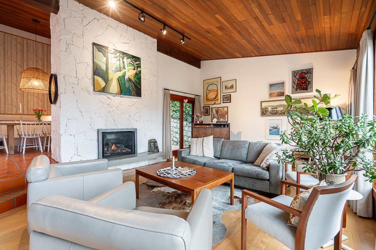 Kitchen Island Photo of 814 Washington Drive, Port Moody, BC