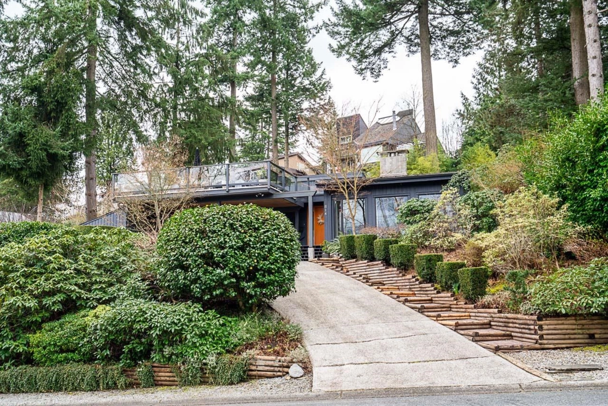 Living Room Photo of 814 Washington Drive, Port Moody, BC