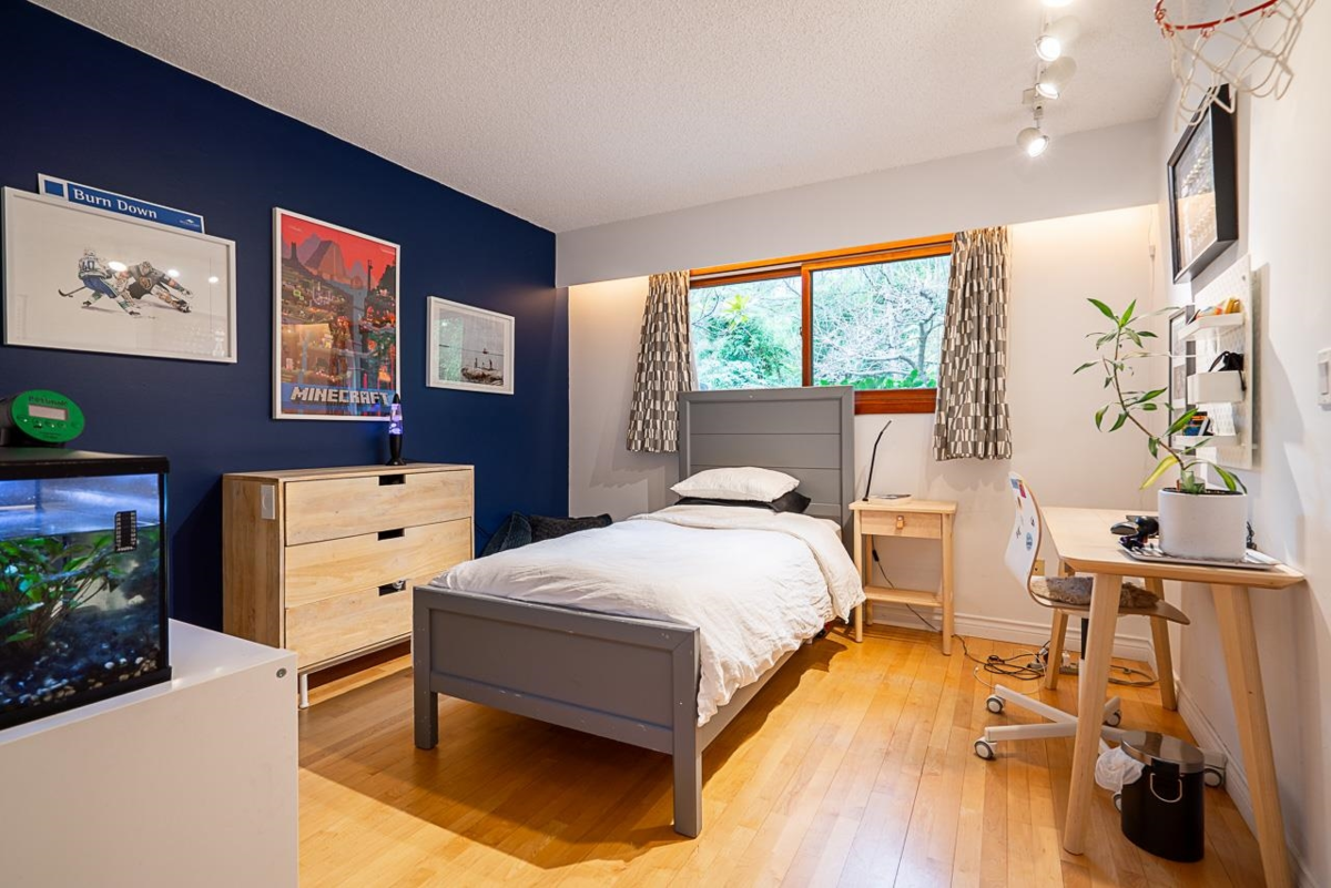 Powder Room Photo of 814 Washington Drive, Port Moody, BC