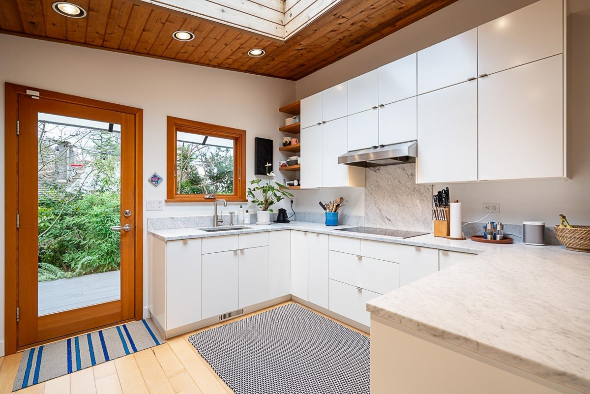 Primary Bathroom Photo of 814 Washington Drive, Port Moody, BC