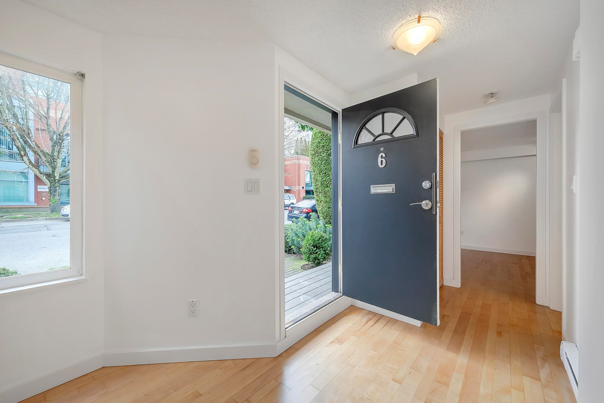 Dining Area Photo of 6 1101 W 8th Avenue, Vancouver, BC
