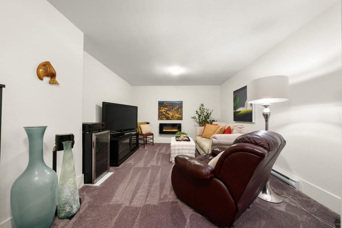 Hallway Photo of 87 3295 Sunnyside Road, Anmore, BC