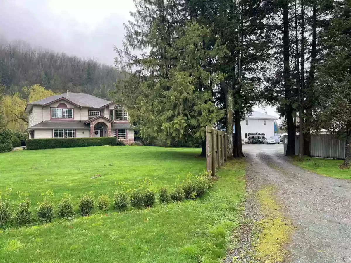 Living Room Photo of 43462 Lumsden Road, Yarrow, BC