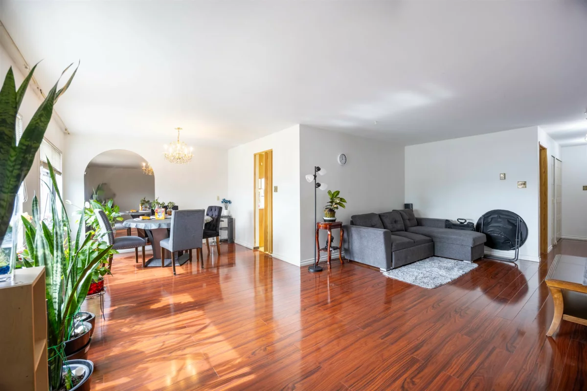 Living Room Photo of 902 615 Belmont Street, New Westminster, BC