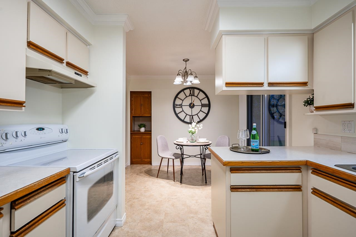 Family Room Photo of 26981 28b Avenue, Langley, BC