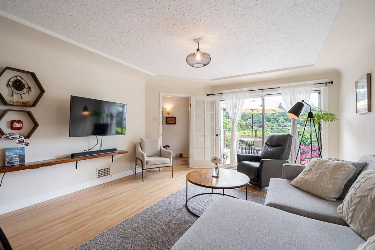 Dining Area Photo of 6577 Marine Drive, West Vancouver, BC