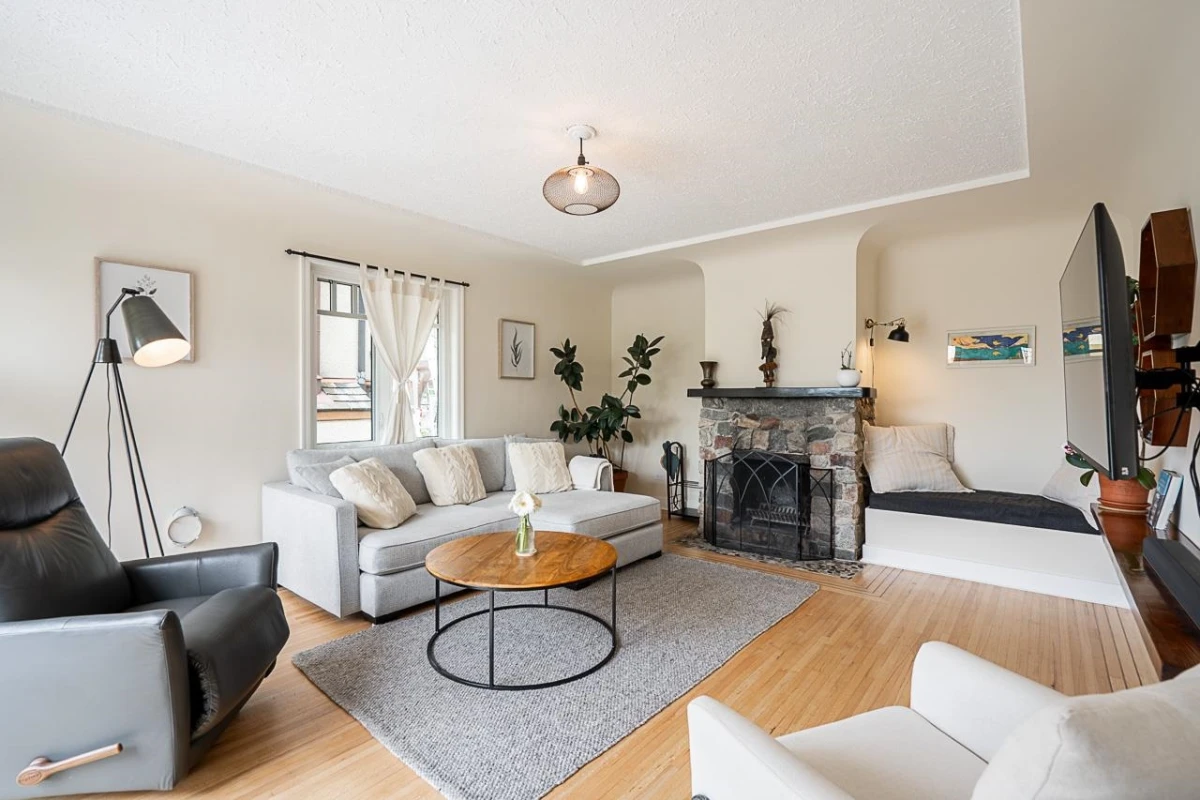Family Room Photo of 6577 Marine Drive, West Vancouver, BC
