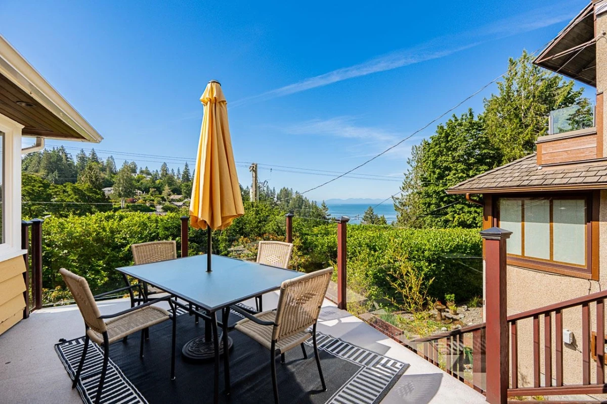 Living Room Photo of 6577 Marine Drive, West Vancouver, BC