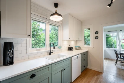 Kitchen Island Photo of 6577 Marine Drive, West Vancouver, BC