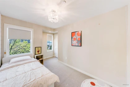 Hallway Photo of 453 13th Street, West Vancouver, BC