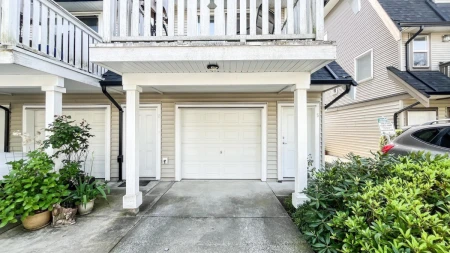 Entry Foyer Photo of 5 15871 85 Avenue, Surrey, BC