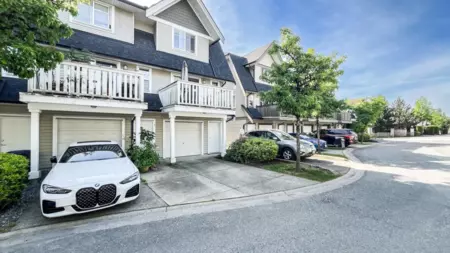 Hallway Photo of 5 15871 85 Avenue, Surrey, BC