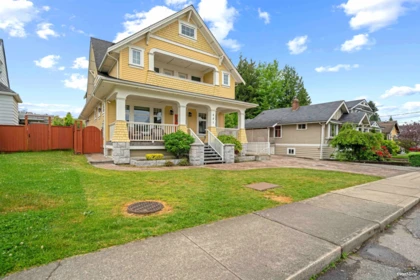 221 Ninth Avenue, New Westminster, BC, New Westminster — Single Family Residence for sale