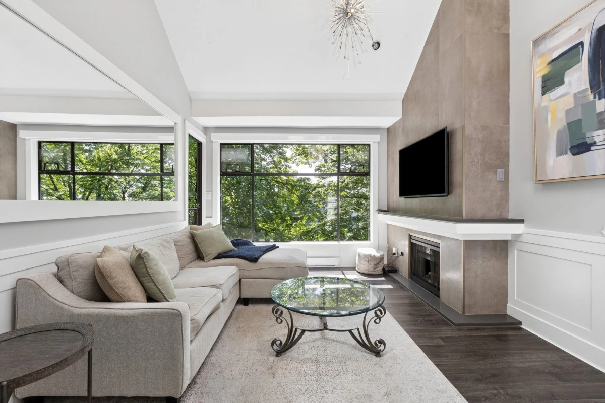 Dining Area Photo of 303 1702 Chesterfield Avenue, North Vancouver, BC